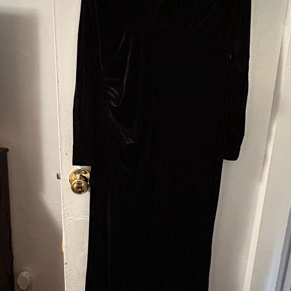 Chic Asymmetrical Velvet Dress in Black - Picture 4 of 7